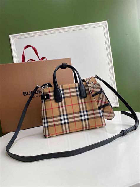 【BURBERRY 巴寶莉】荔枝紋皮革燙金LOGO拉鍊卡夾零錢包 黑 